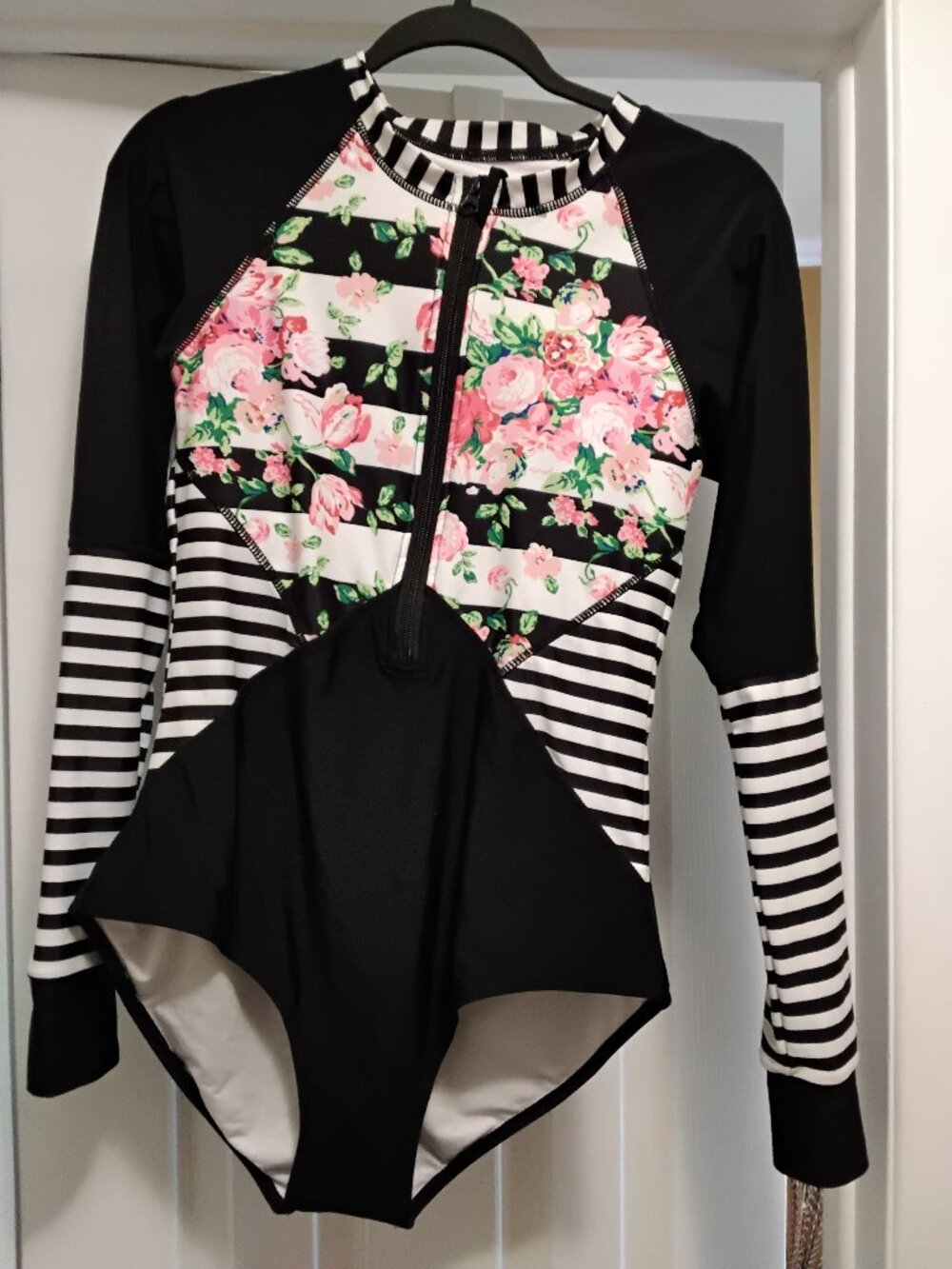 Beatiful swimming suits  size i large new